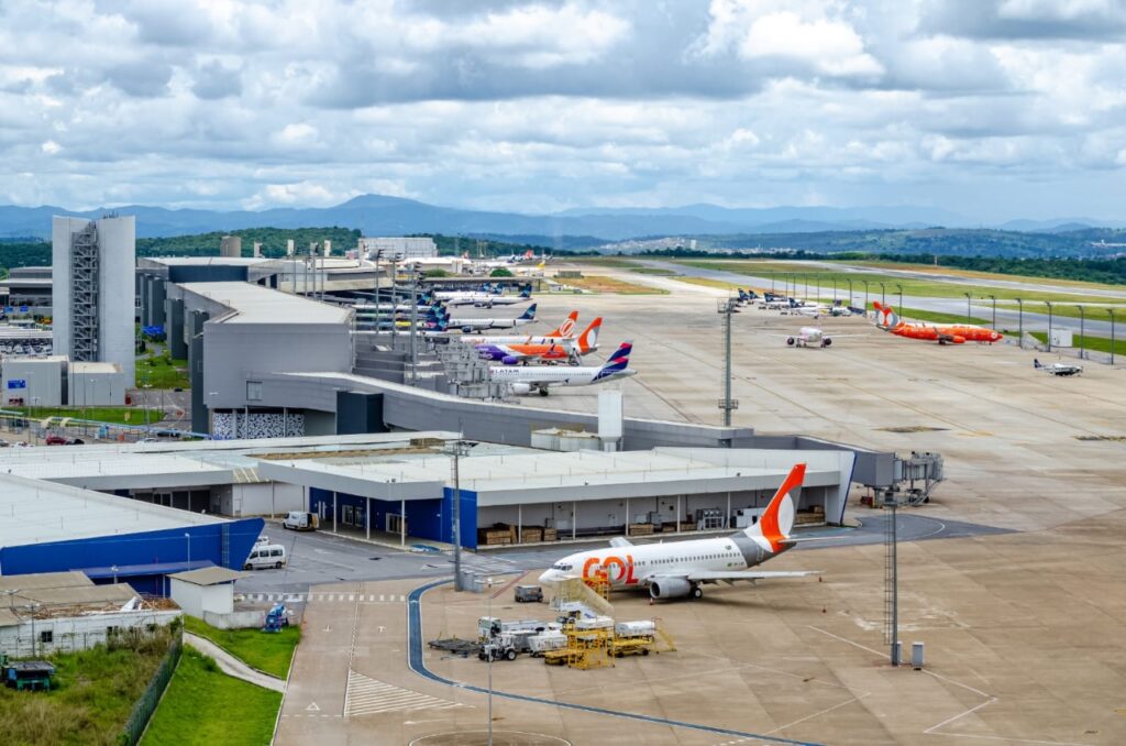 Pista, aeronaves e terminais do Aeroporto de Confins vistos de cima