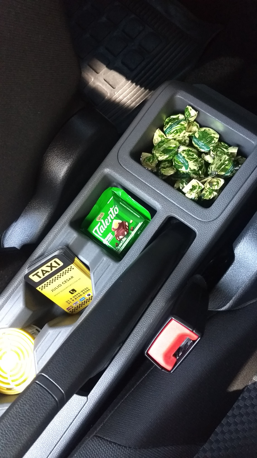 Docinhos e chocolates no porta-objetos do carro